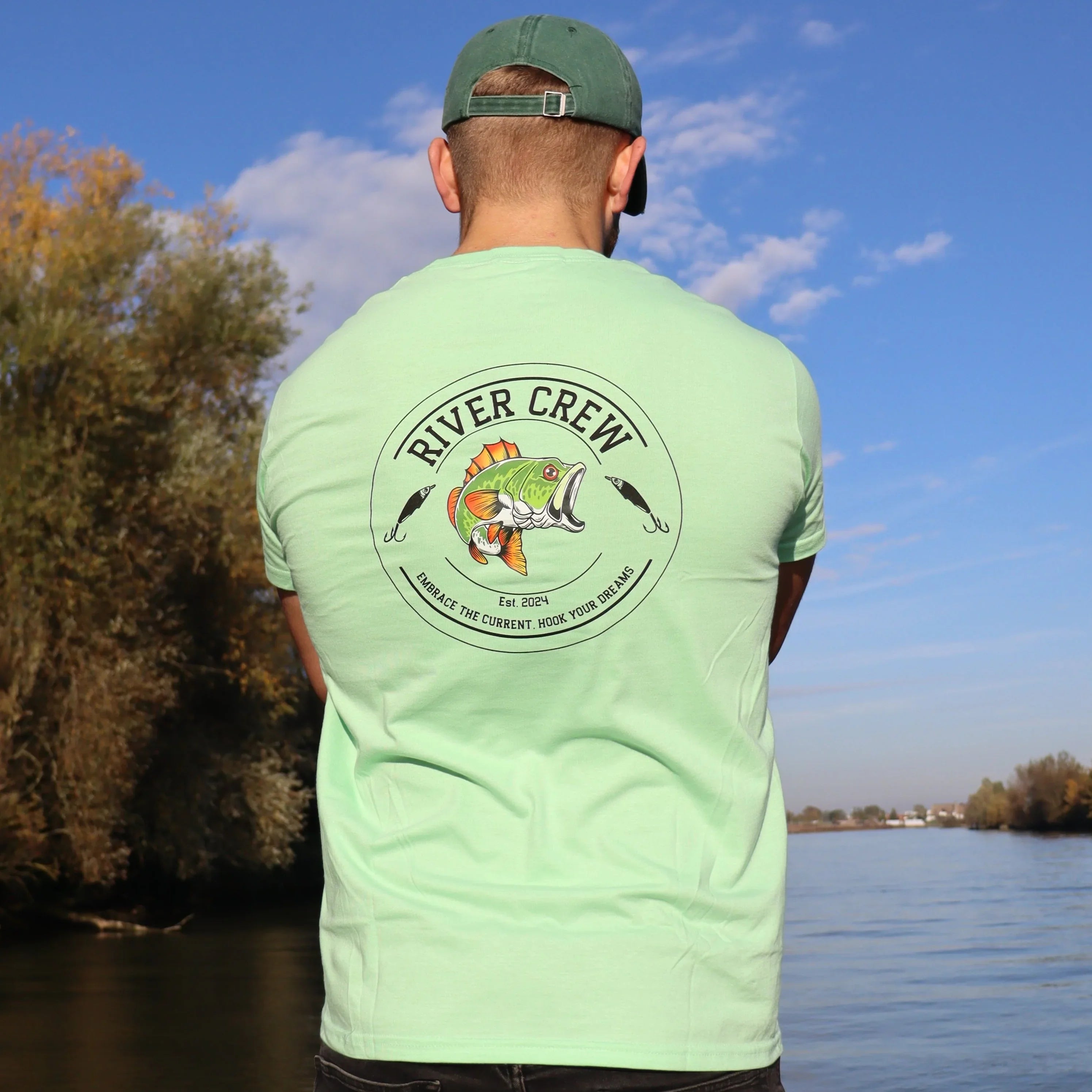 Achterkant van het groen River Crew Perch T-shirt, met een subtiel design en comfortabele pasvorm.