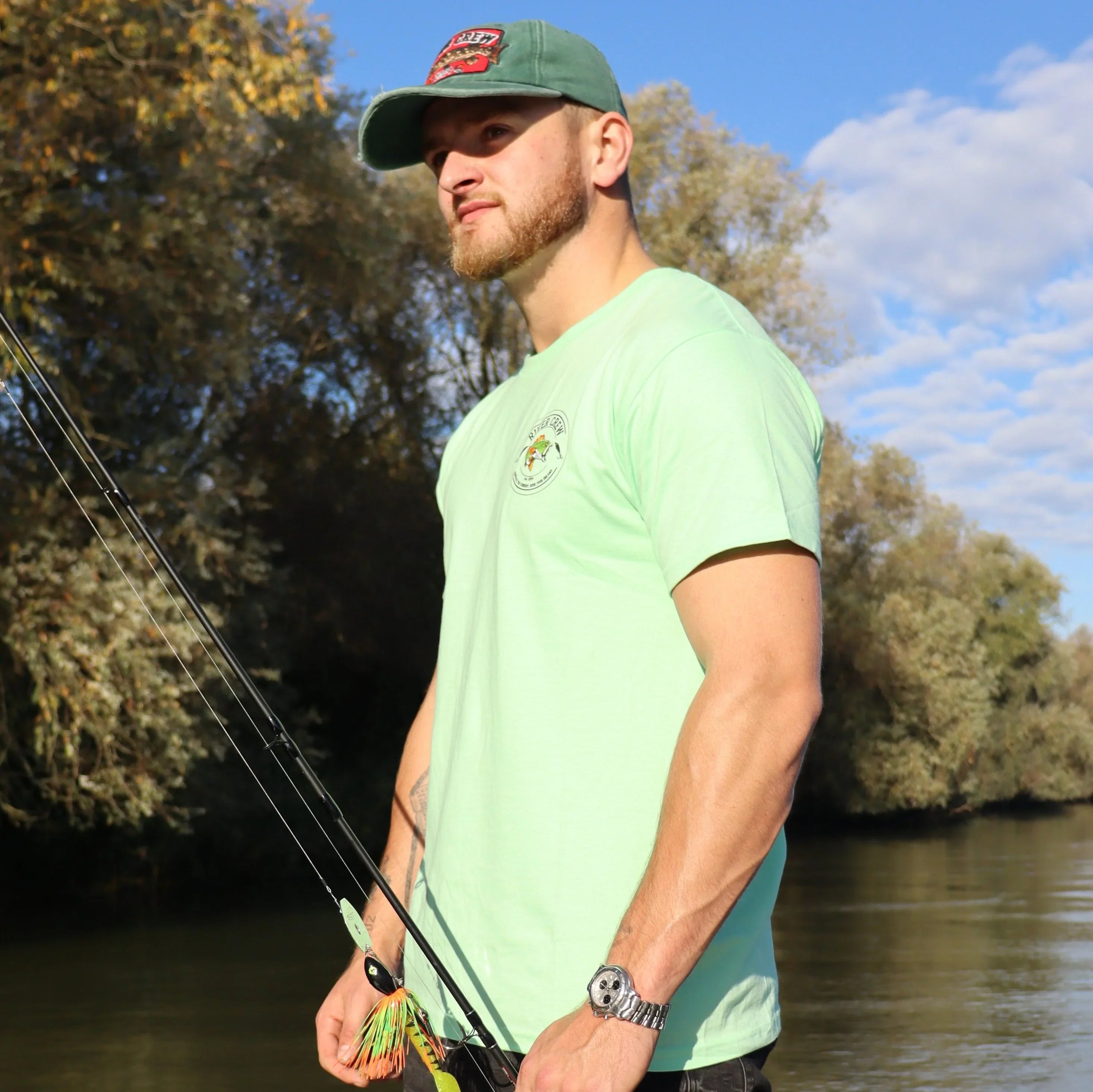 Linkerzijde van het groen River Crew Perch T-shirt, ademend en stijlvol voor sportvissers.