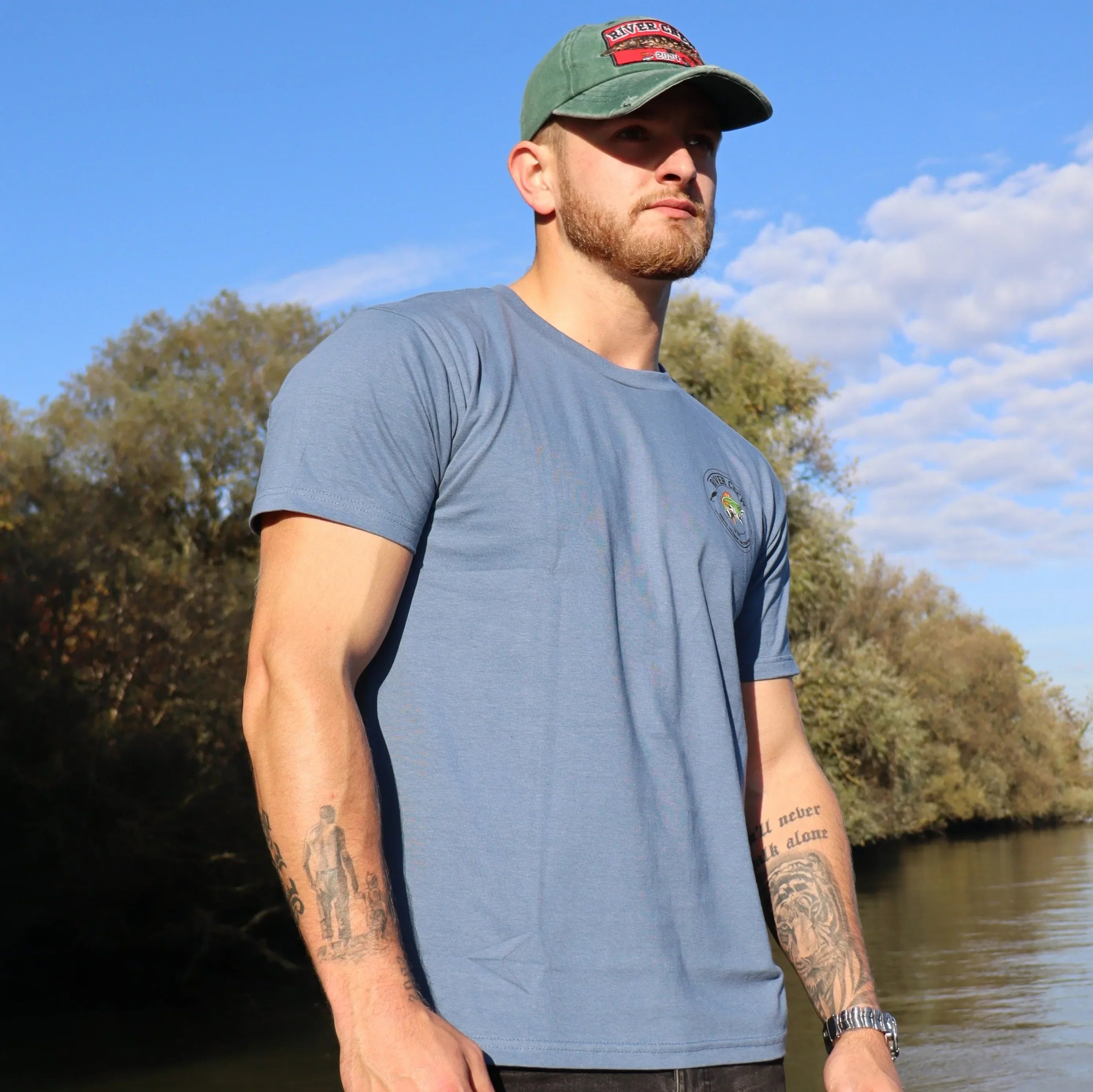 Rechterzijde van het blauw River Crew Perch T-shirt, ademend en lichtgewicht voor actieve vissers.