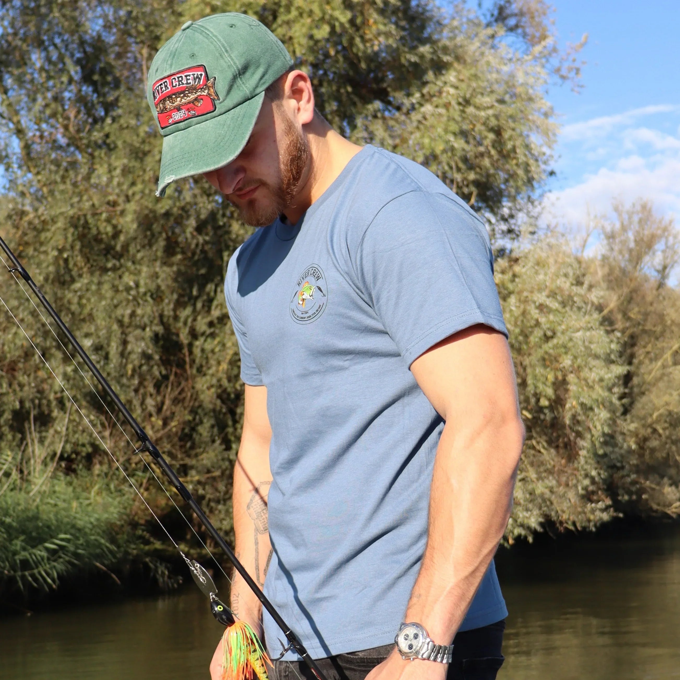 Linkerzijde van het blauw River Crew Perch T-shirt, met een relaxte fit en hoogwaardige katoenen stof.