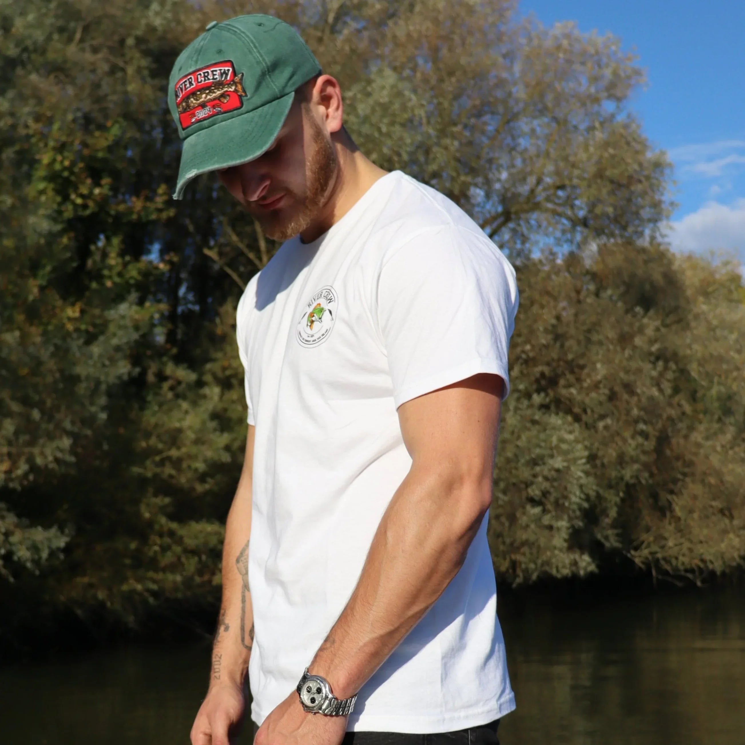 Linkerzijde van het wit River Crew Perch T-shirt, met een relaxte pasvorm voor ultiem comfort.