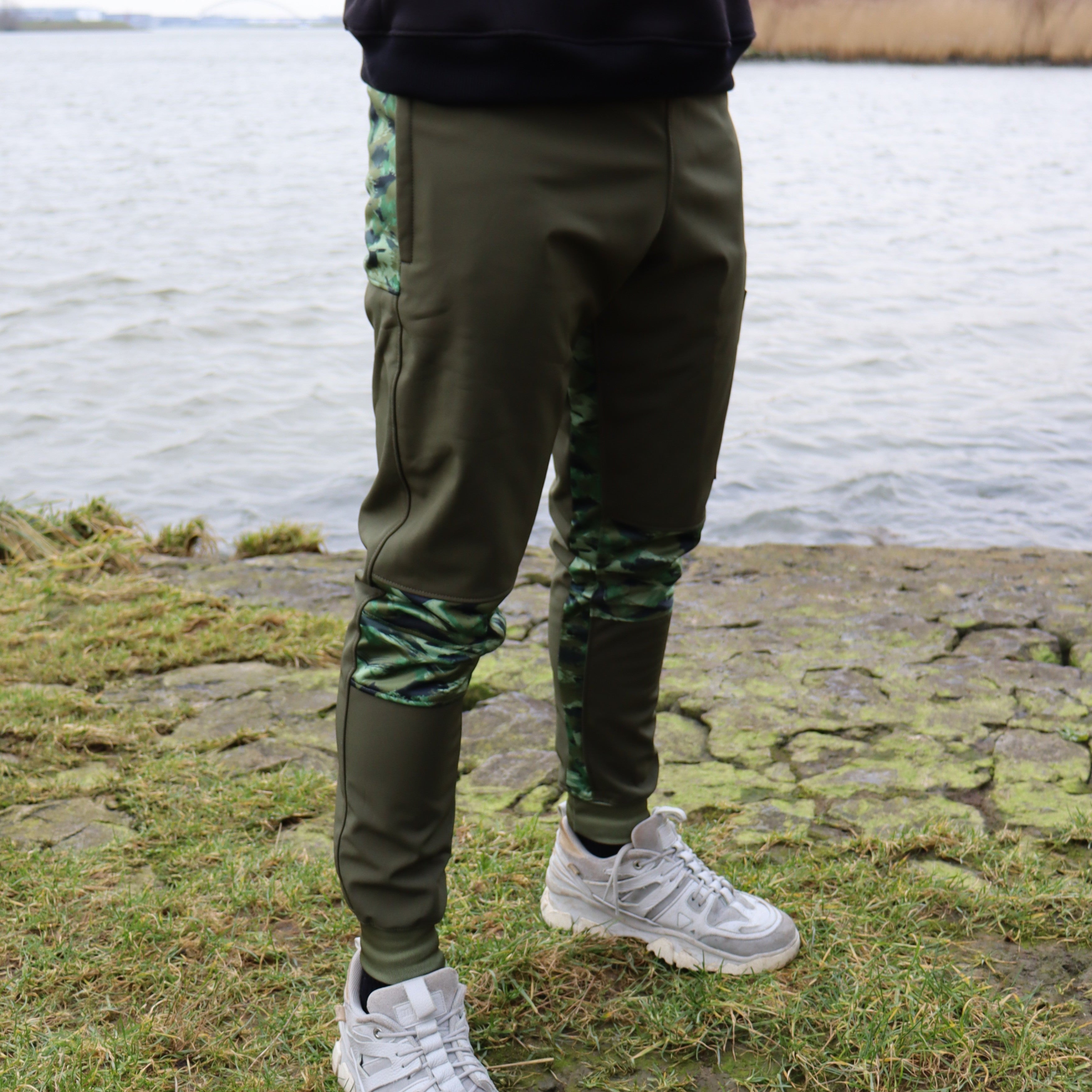 River Crew Softshell Adventure Trousers met waterafstotende stof en robuust design, perfect voor outdoor avonturen.