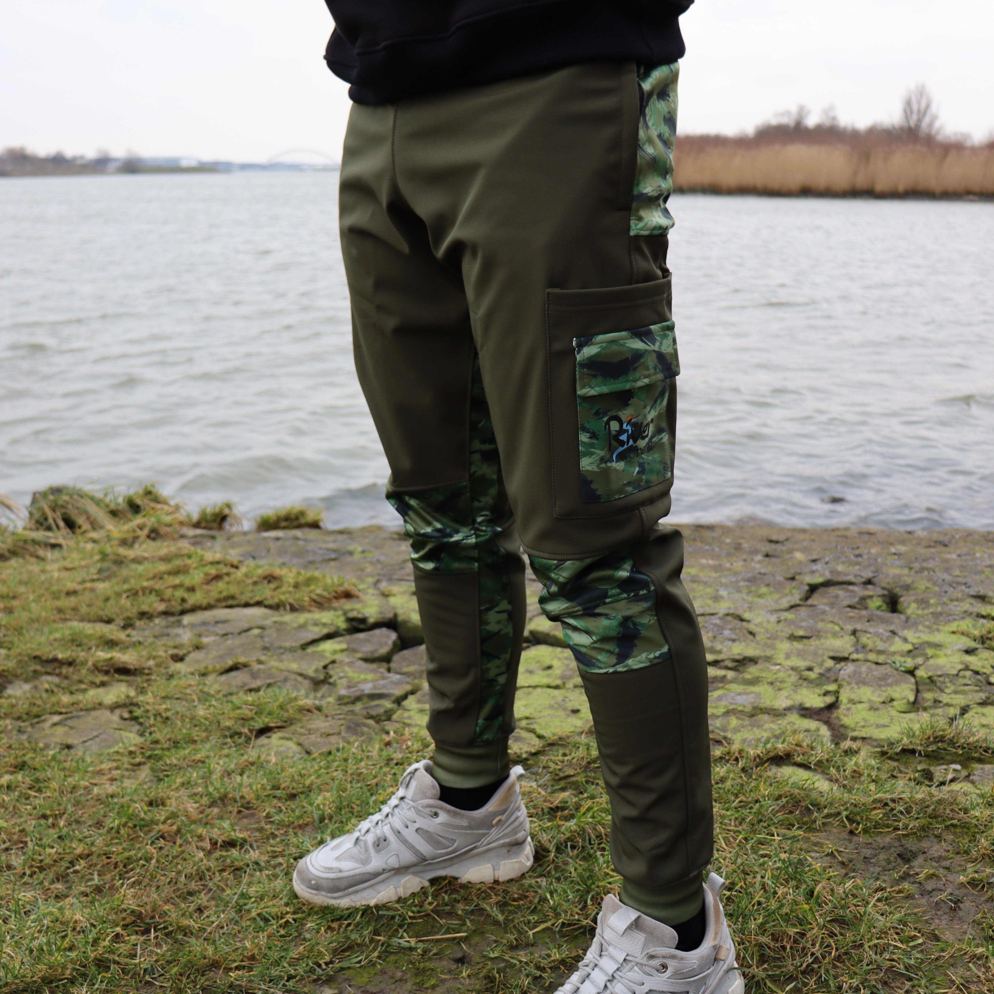 River Crew Softshell Adventure Trousers met waterafstotende stof en robuust design, perfect voor outdoor avonturen.