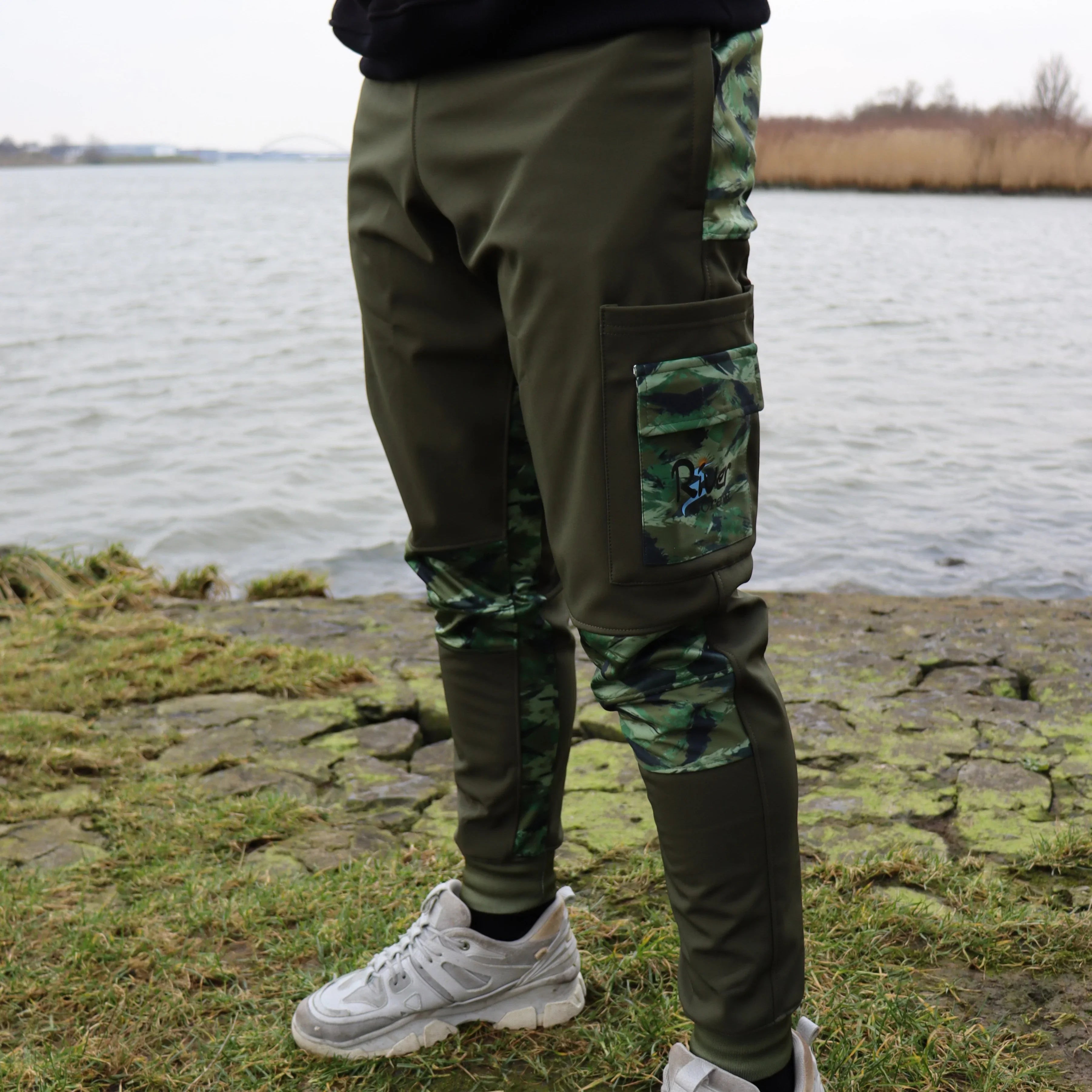 River Crew Softshell Adventure Trousers met waterafstotende stof en robuust design, perfect voor outdoor avonturen.