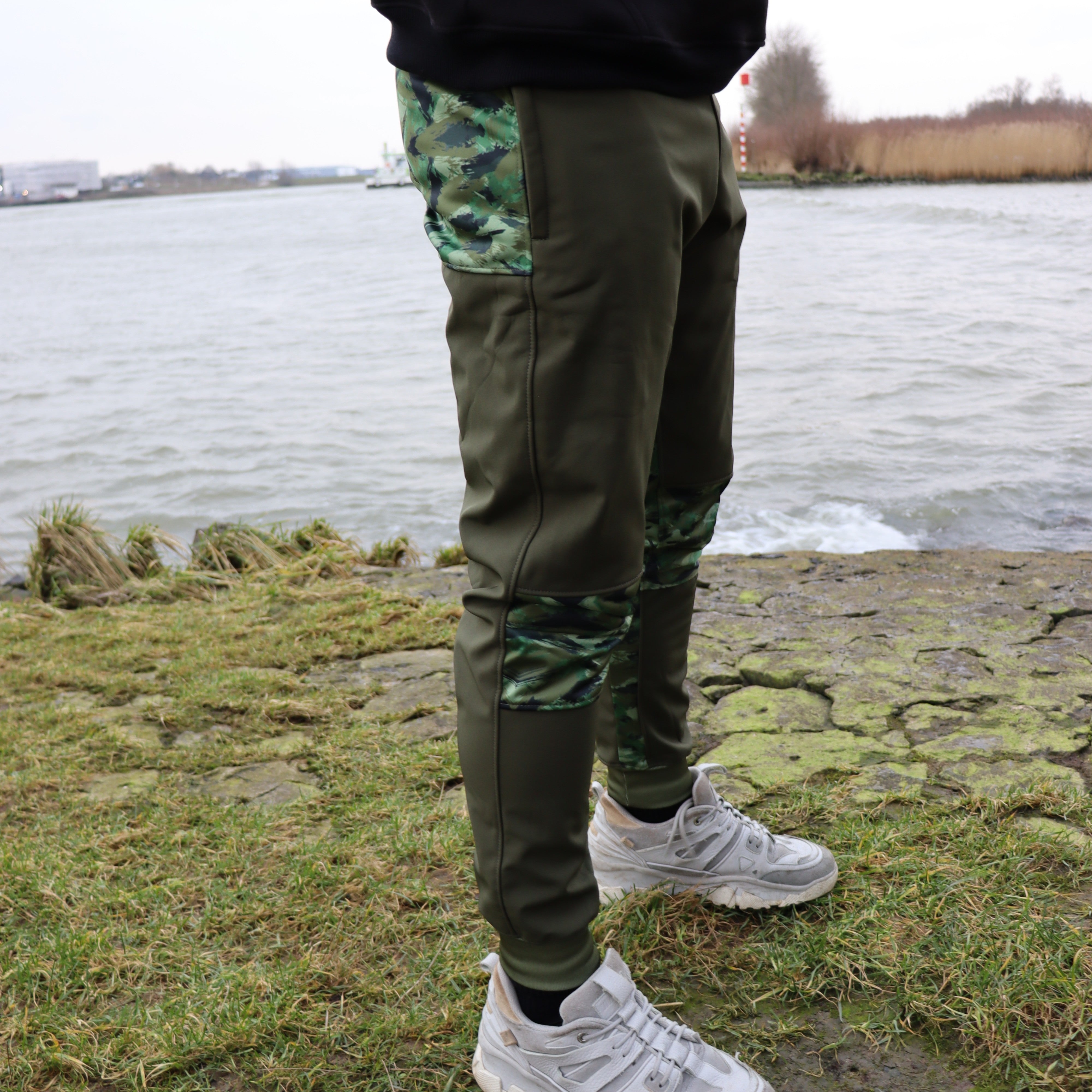 Rechterzijde van de River Crew Softshell Adventure Trousers, flexibel en ademend voor maximale bewegingsvrijheid.