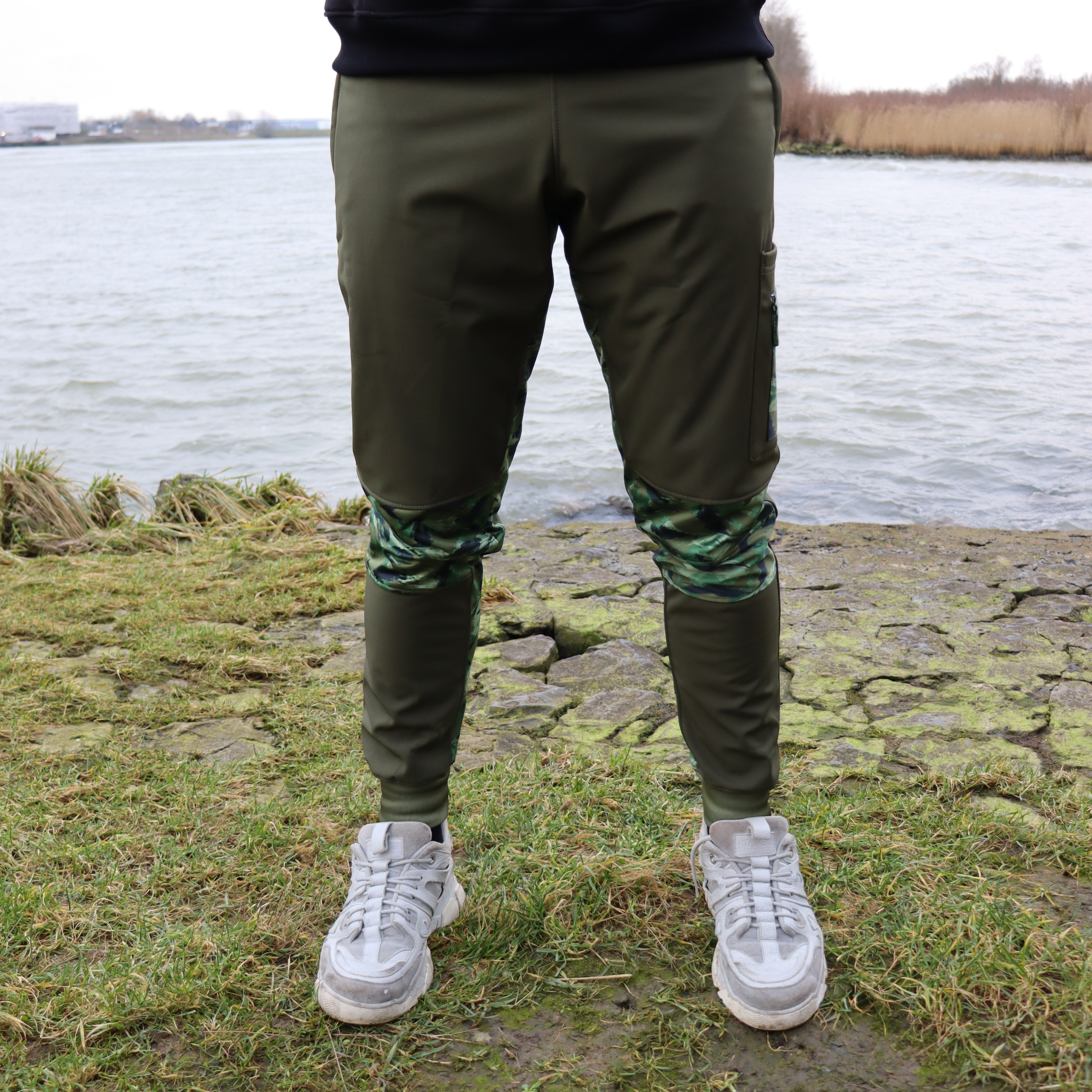 River Crew Softshell Adventure Trousers met waterafstotende stof en robuust design, perfect voor outdoor avonturen.