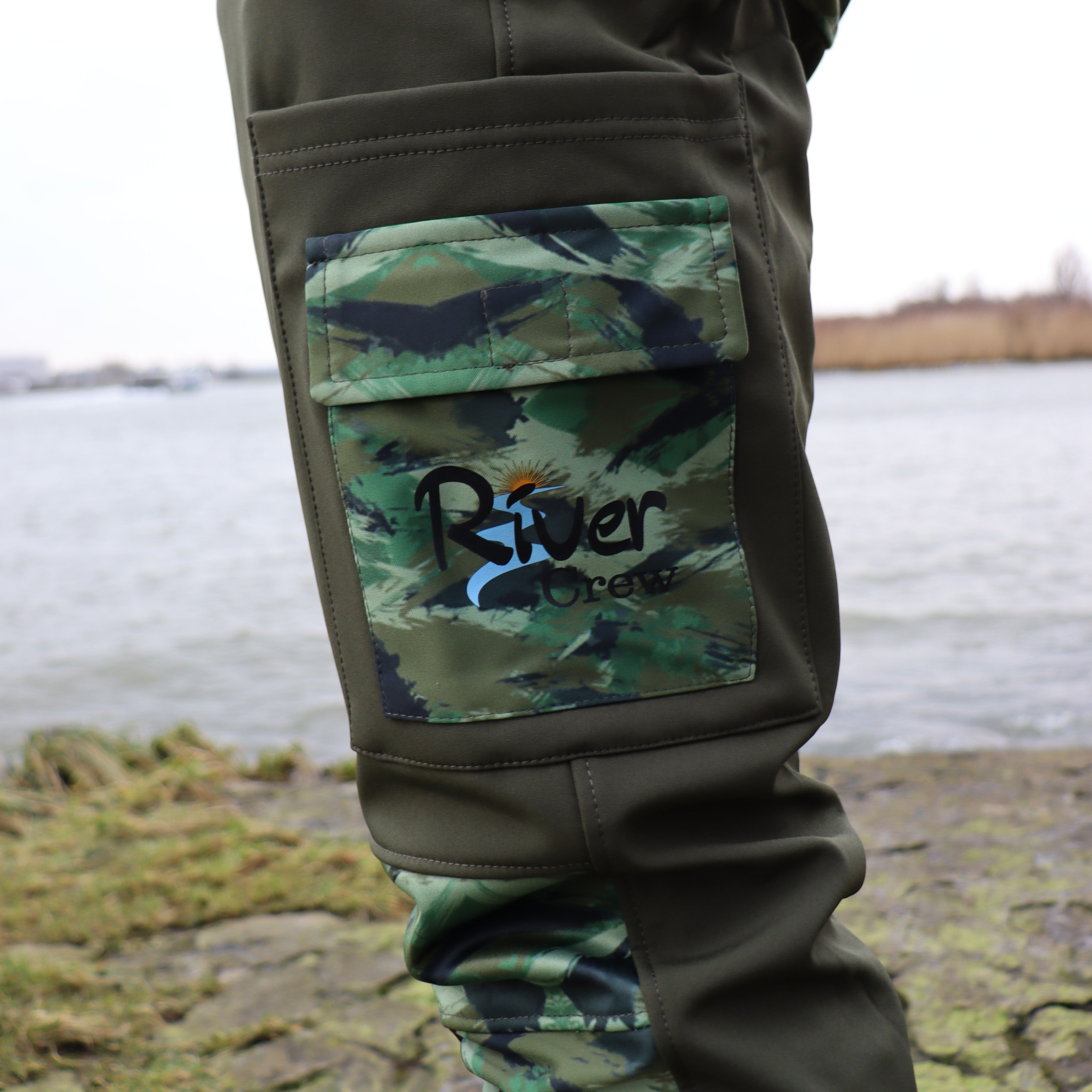 Close-up van de softshell stof van de River Crew Adventure Trousers, waterafstotend en winddicht voor ultieme bescherming.