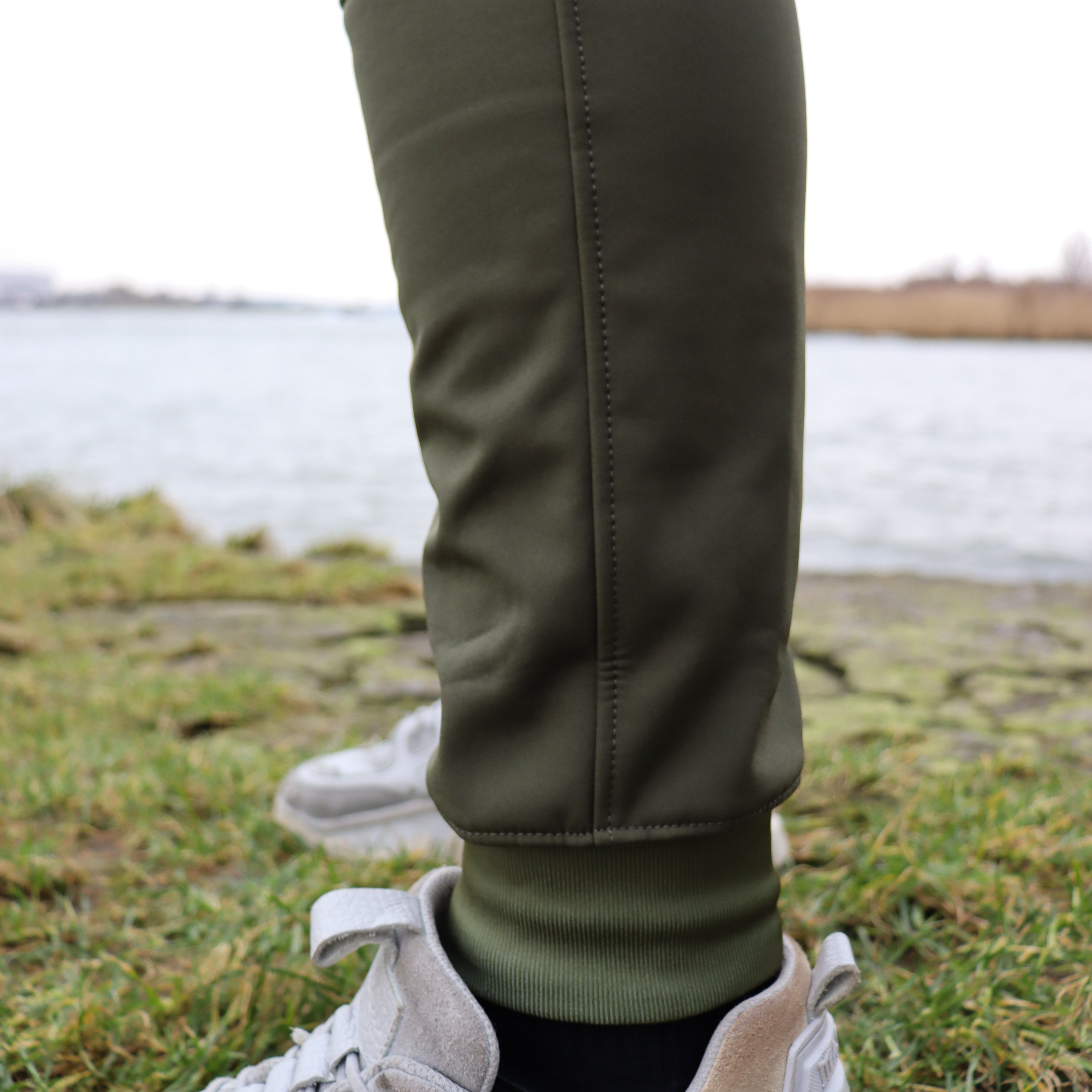 Close-up van de softshell stof van de River Crew Adventure Trousers, waterafstotend en winddicht voor ultieme bescherming.