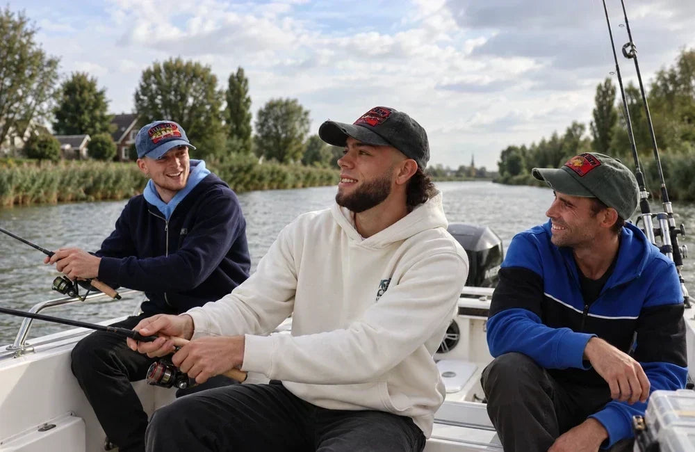 Drie vissers van River Crew op een boot tijdens het roofvissen
