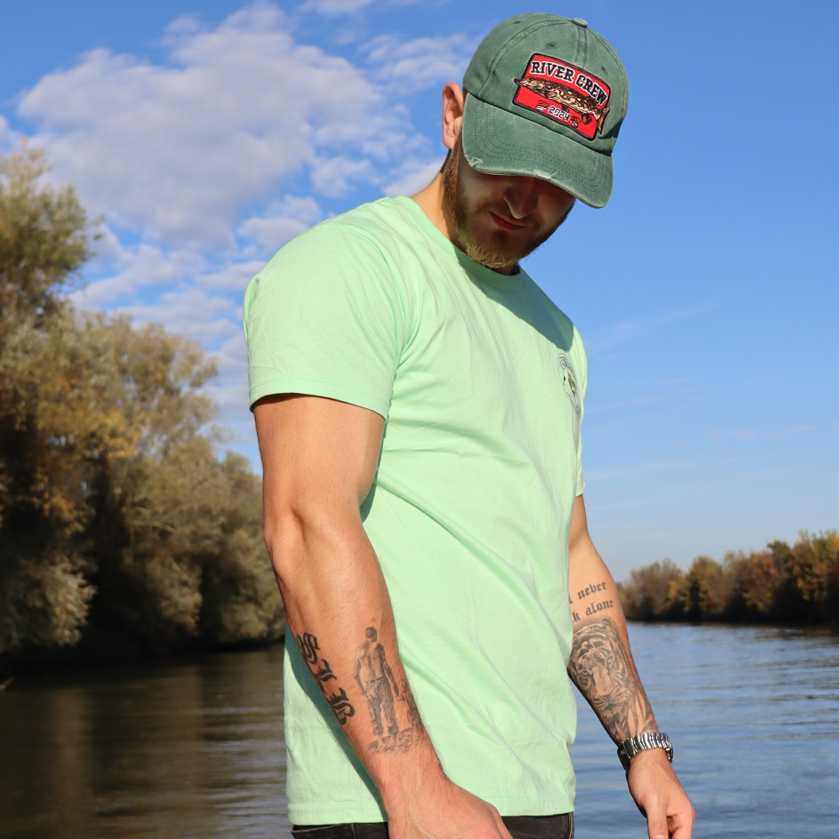 Rechterzijde van het groen River Crew Perch T-shirt, met een relaxte fit voor bewegingsvrijheid tijdens het vissen.