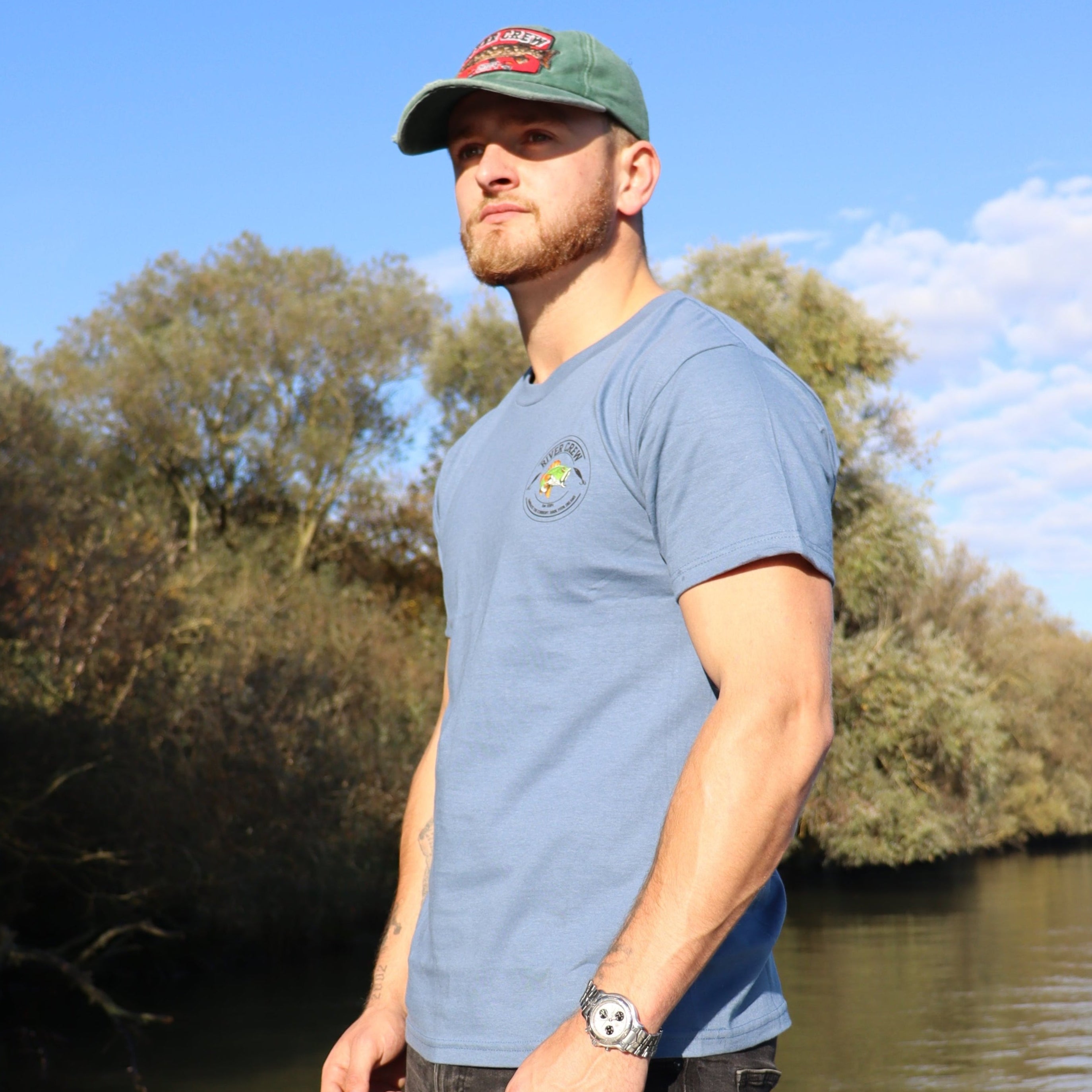 Linkerzijde van het blauw River Crew Perch T-shirt, met een relaxte fit en hoogwaardige katoenen stof.