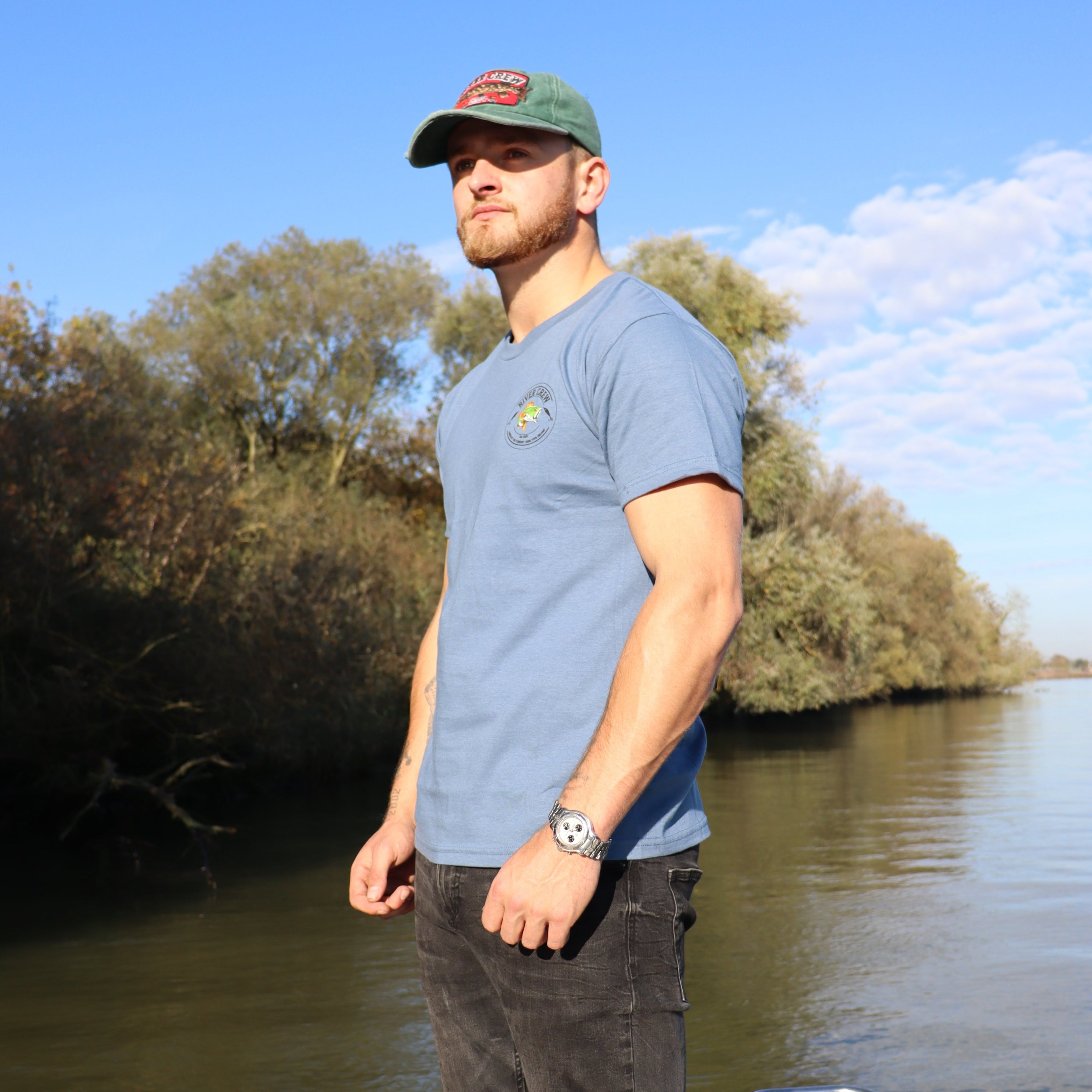 Linkerzijde van het blauw River Crew Perch T-shirt, met een relaxte fit en hoogwaardige katoenen stof.