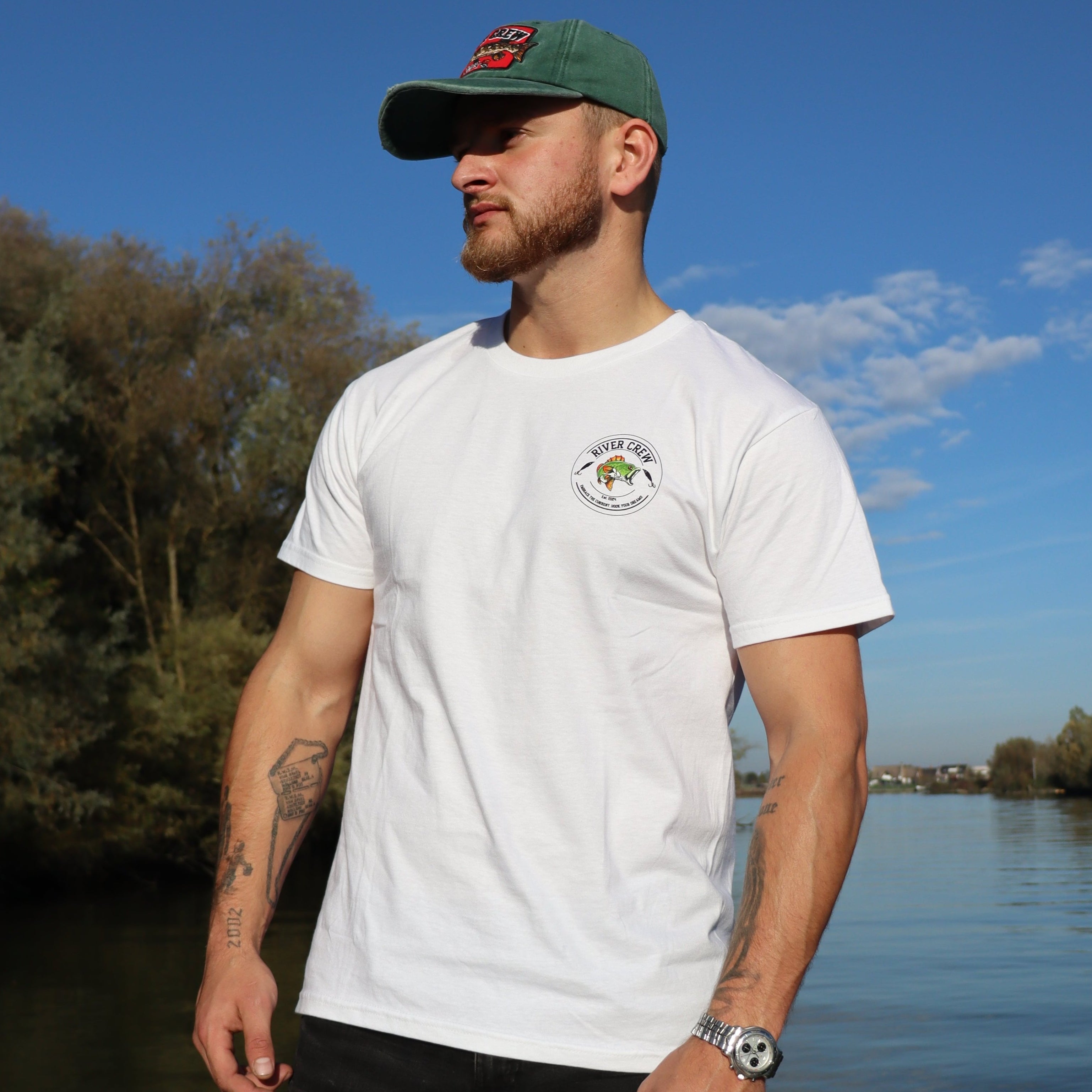 Wit River Crew Perch T-shirt met perch-vislogo en vispluggen, perfect voor vissers en outdoorliefhebbers.