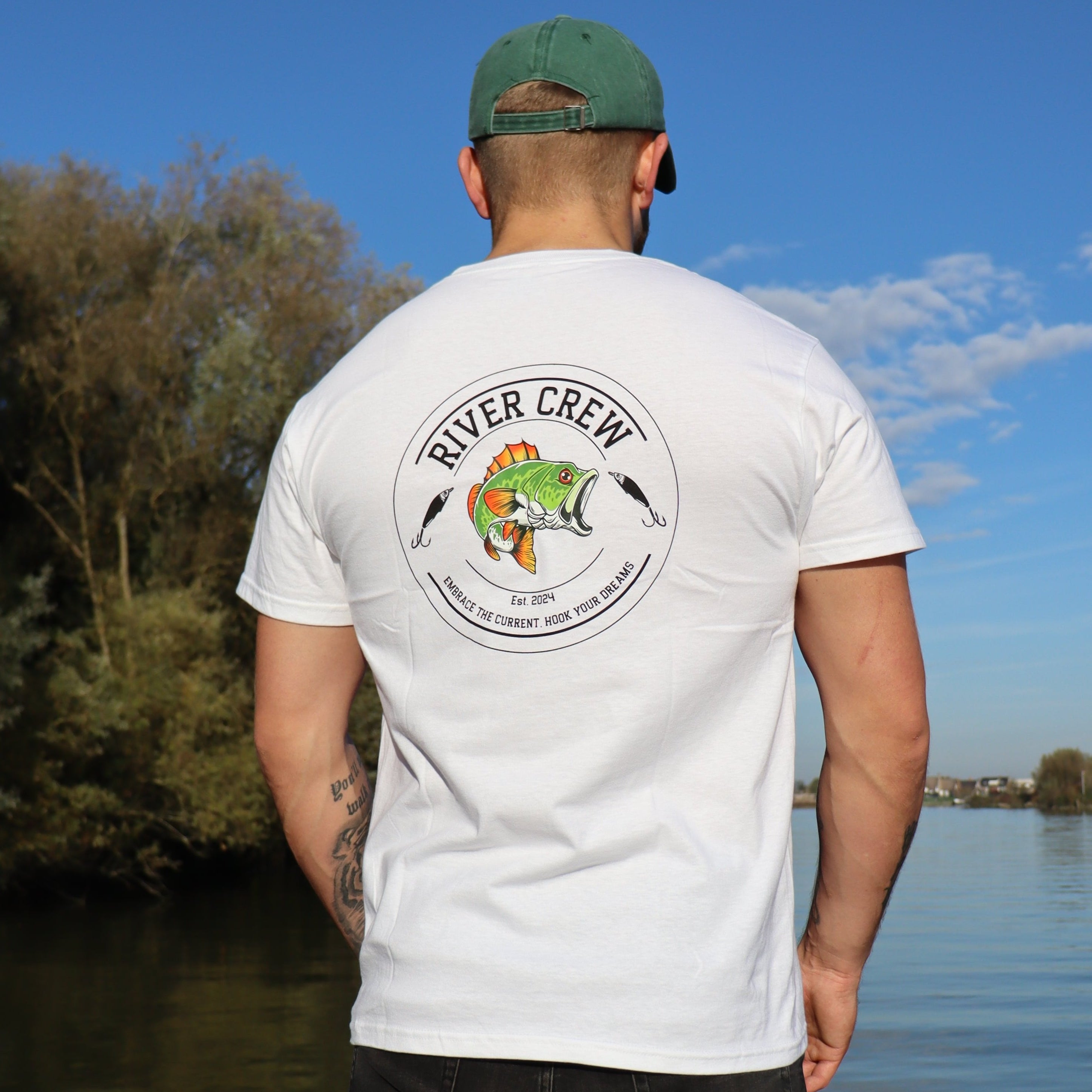 Achterkant van het wit River Crew Perch T-shirt, met een minimalistisch en comfortabel design.