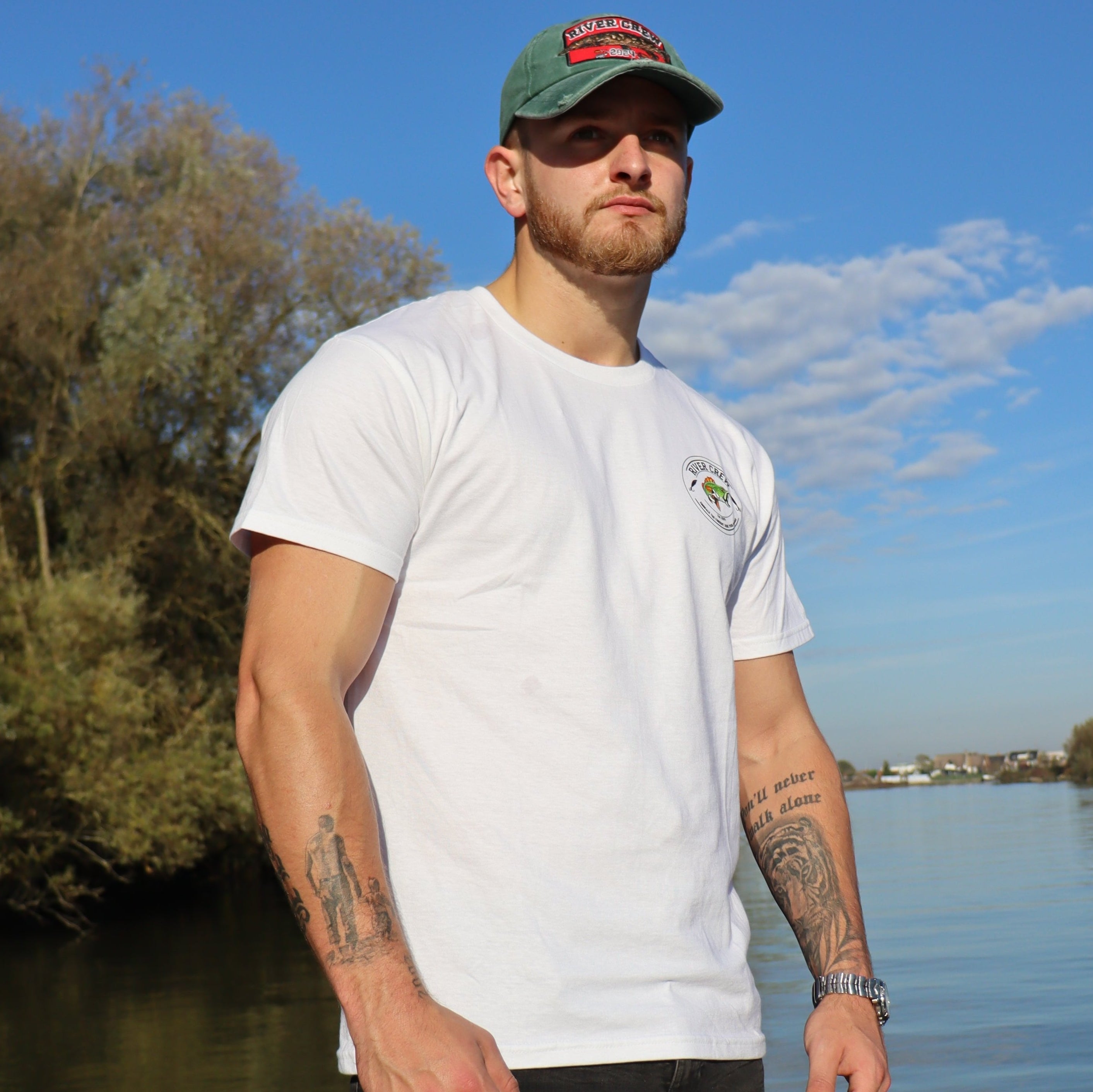 Rechterzijde van het wit River Crew Perch T-shirt, lichtgewicht en ademend voor lange visdagen.