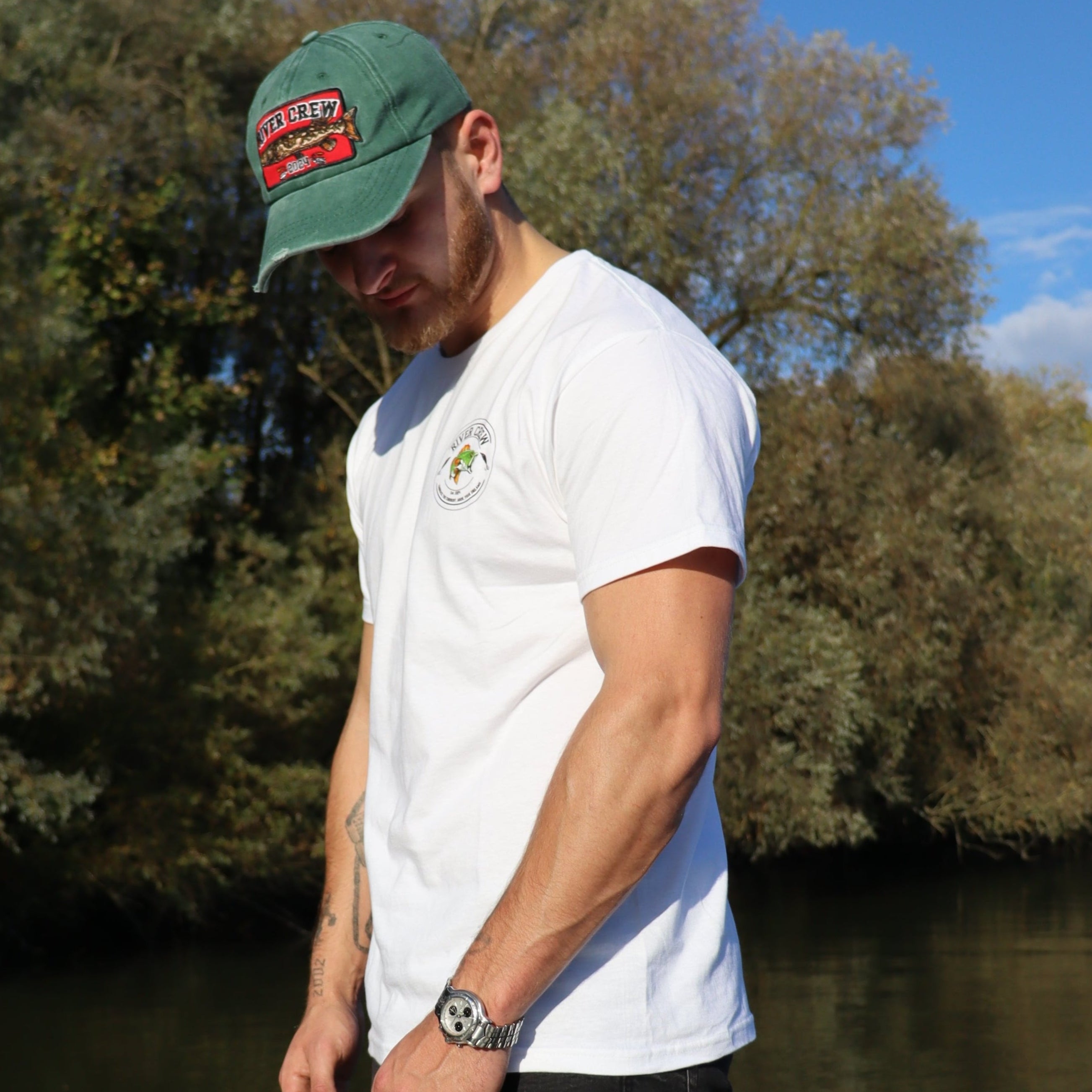 Linkerzijde van het wit River Crew Perch T-shirt, met een relaxte pasvorm voor ultiem comfort.