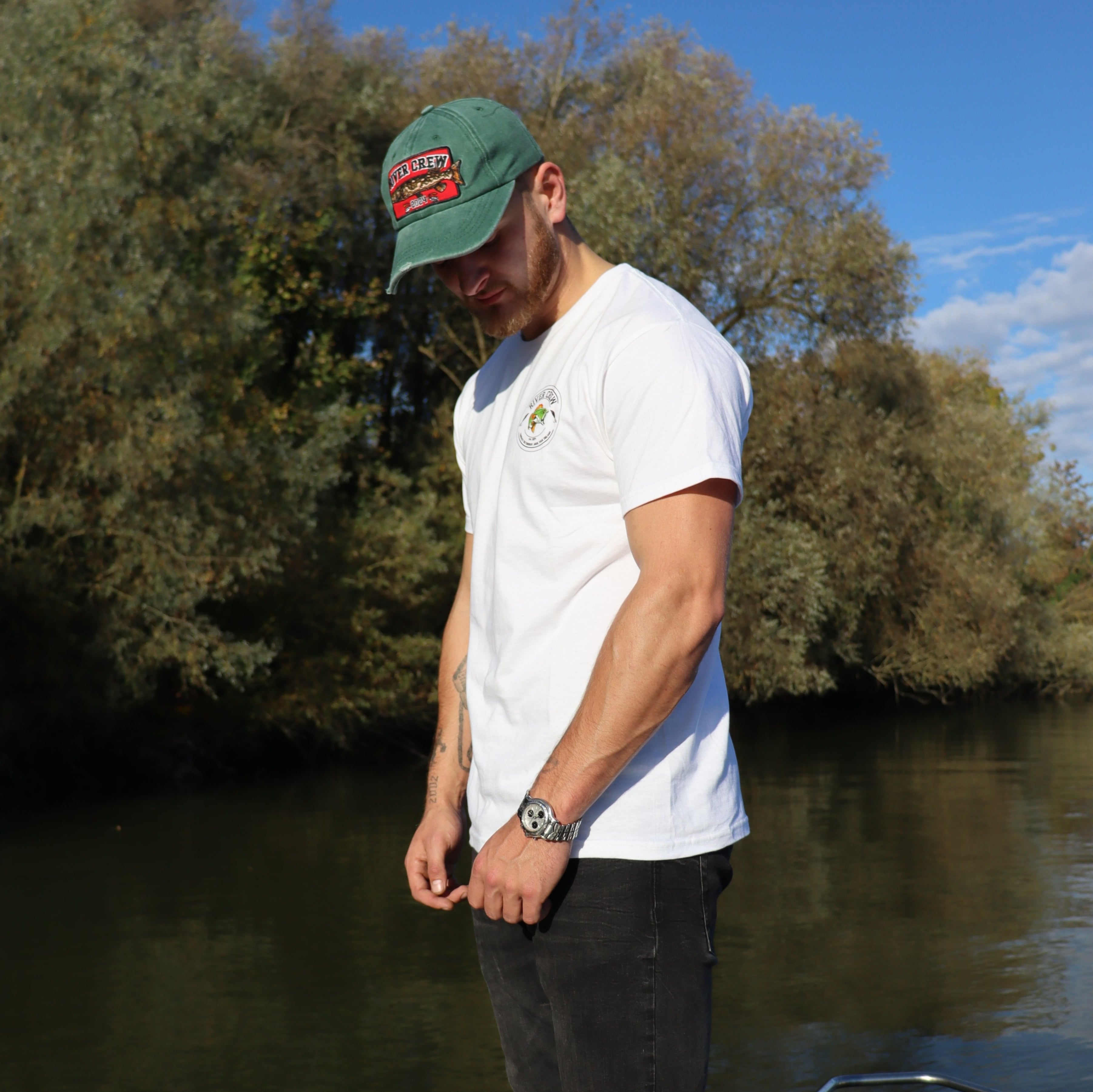 Linkerzijde van het wit River Crew Perch T-shirt, met een relaxte pasvorm voor ultiem comfort.
