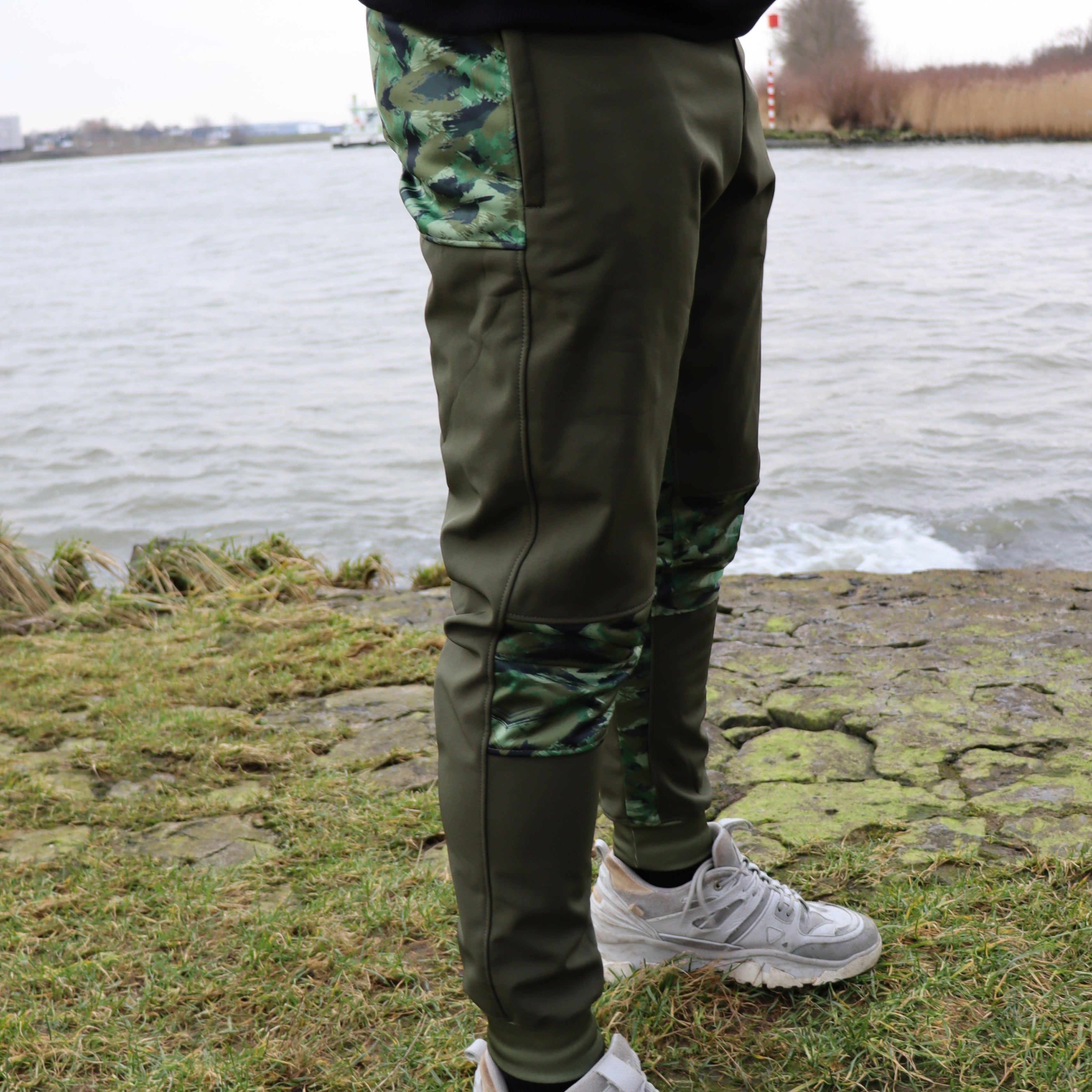 Rechterzijde van de River Crew Softshell Adventure Trousers, flexibel en ademend voor maximale bewegingsvrijheid.